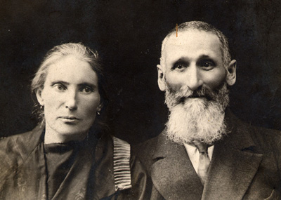 С женой Надеждой (Эсфирью) Семёновной, урождённой Флюковой. Верхнеудинск, 1927